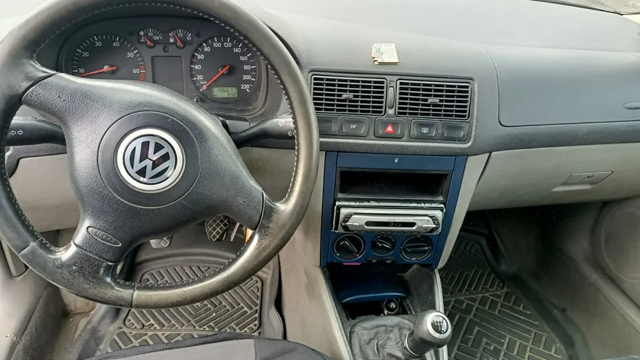 VOLKSWAGEN Golf -