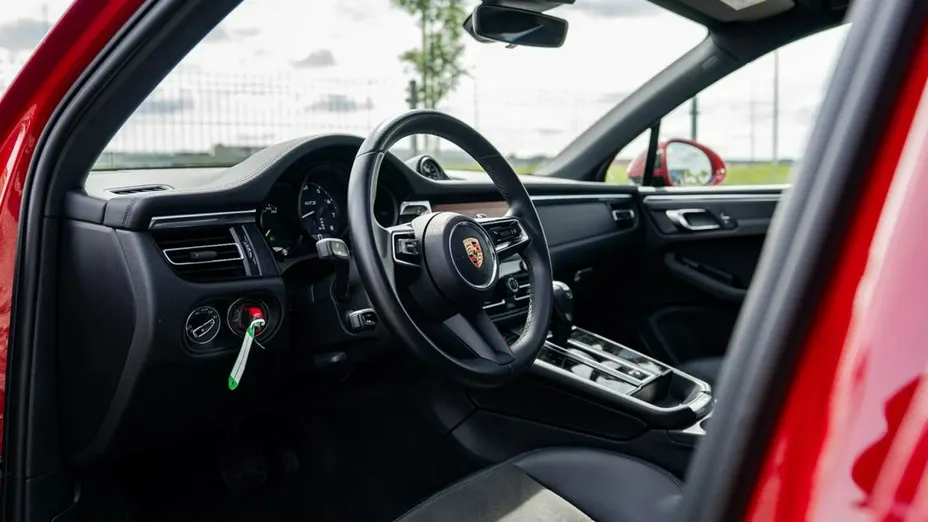 PORSCHE Macan -