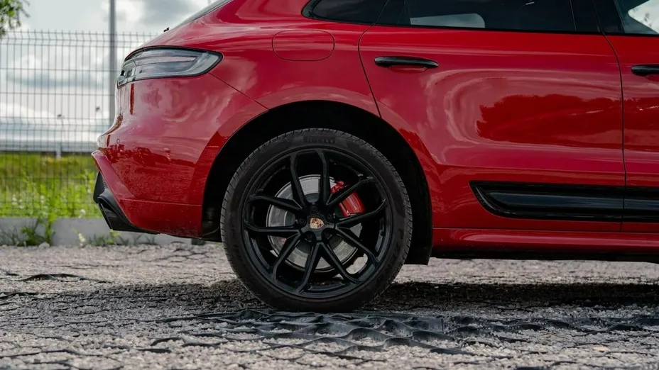 PORSCHE Macan -