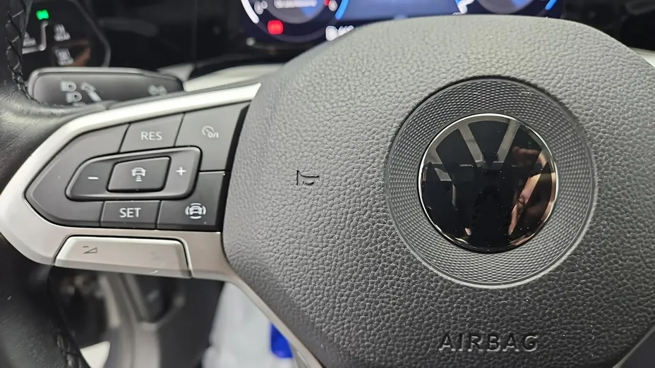 VOLKSWAGEN Golf -