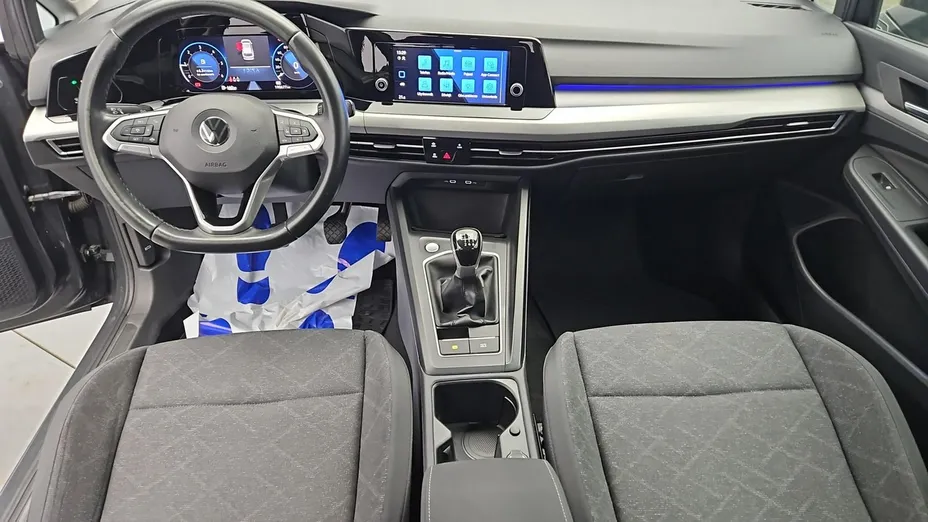 VOLKSWAGEN Golf -