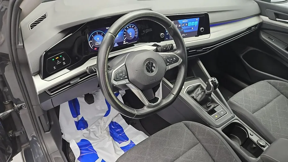 VOLKSWAGEN Golf -