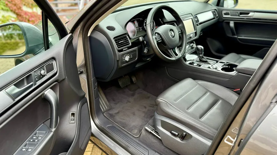 VOLKSWAGEN Touareg -