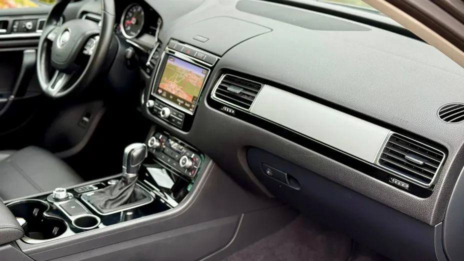 VOLKSWAGEN Touareg -