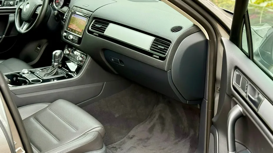 VOLKSWAGEN Touareg -