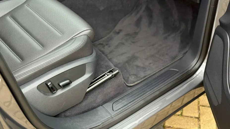 VOLKSWAGEN Touareg -
