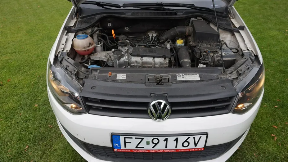 VOLKSWAGEN Polo -