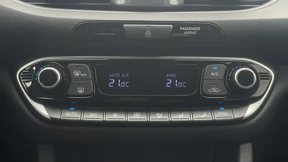HYUNDAI i30 -