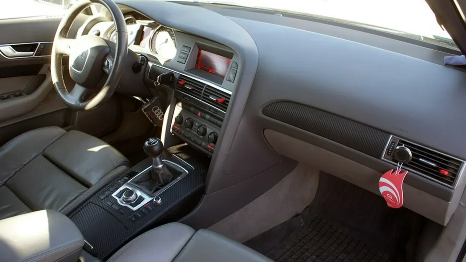 AUDI A6 -