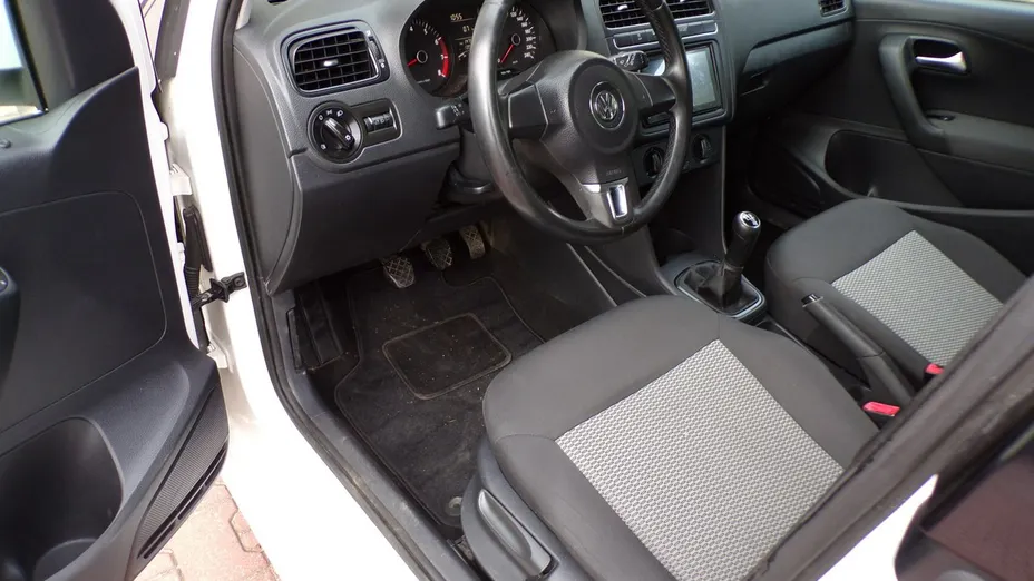 VOLKSWAGEN Polo -