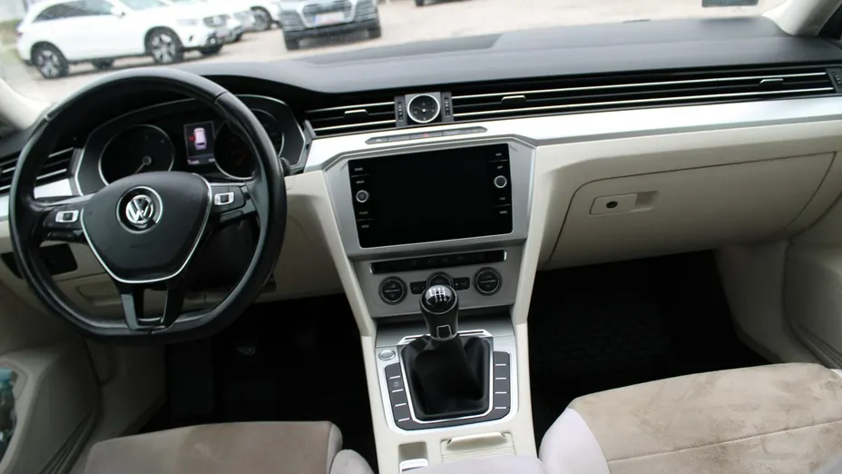 VOLKSWAGEN Passat -