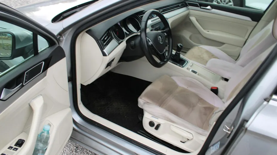 VOLKSWAGEN Passat -