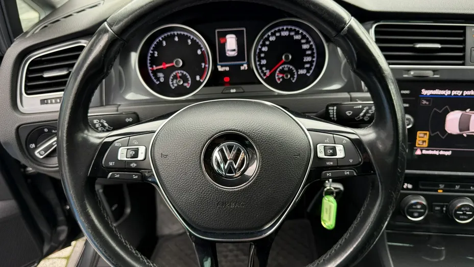 VOLKSWAGEN Golf -