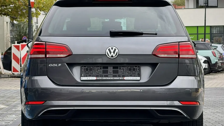VOLKSWAGEN Golf -