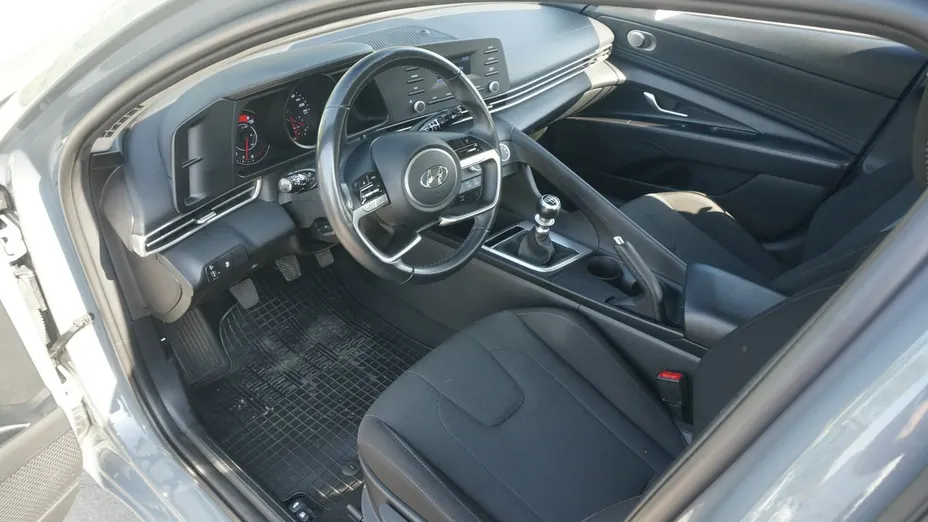 HYUNDAI Elantra -