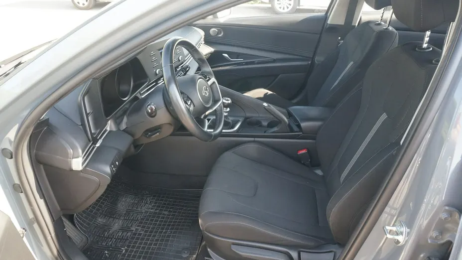 HYUNDAI Elantra -