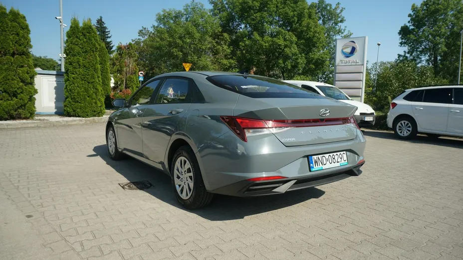 HYUNDAI Elantra -