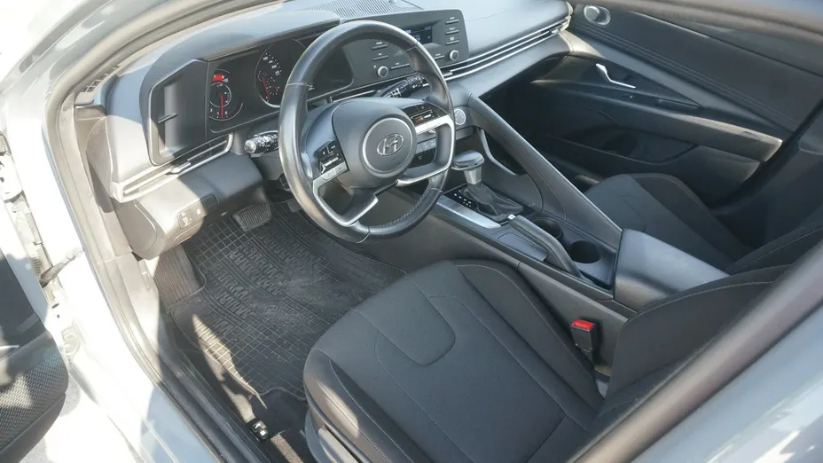 HYUNDAI Elantra -