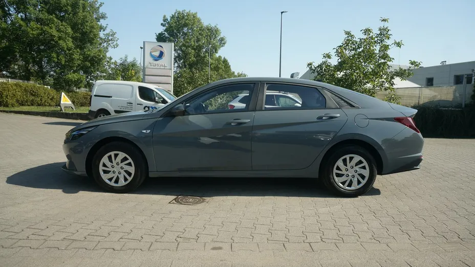 HYUNDAI Elantra -