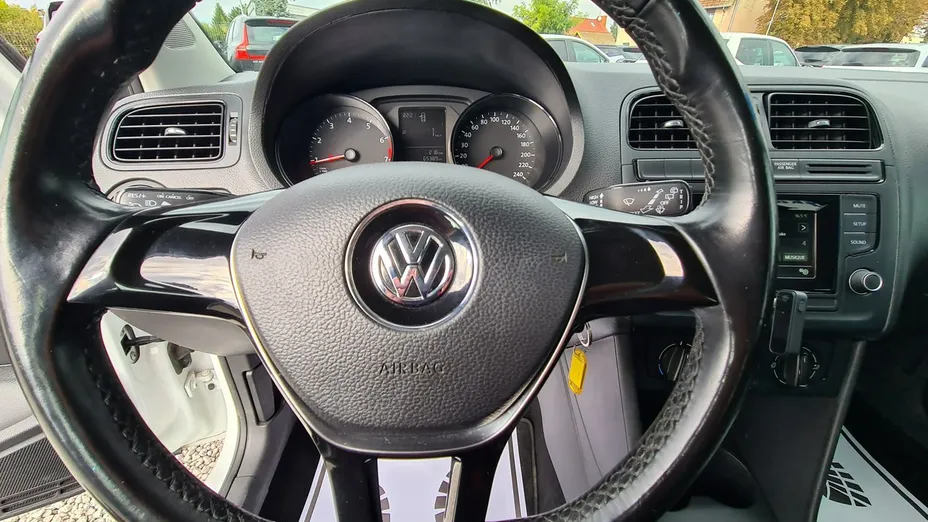 VOLKSWAGEN Polo -