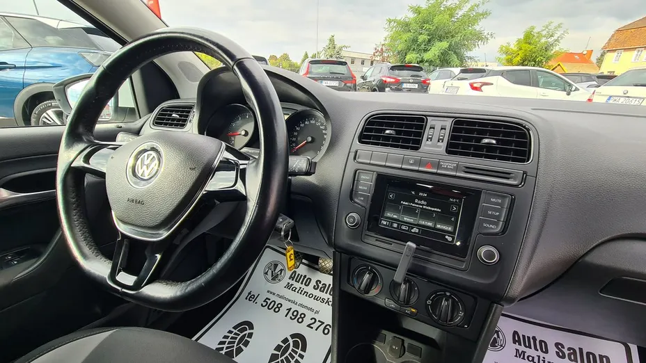 VOLKSWAGEN Polo -