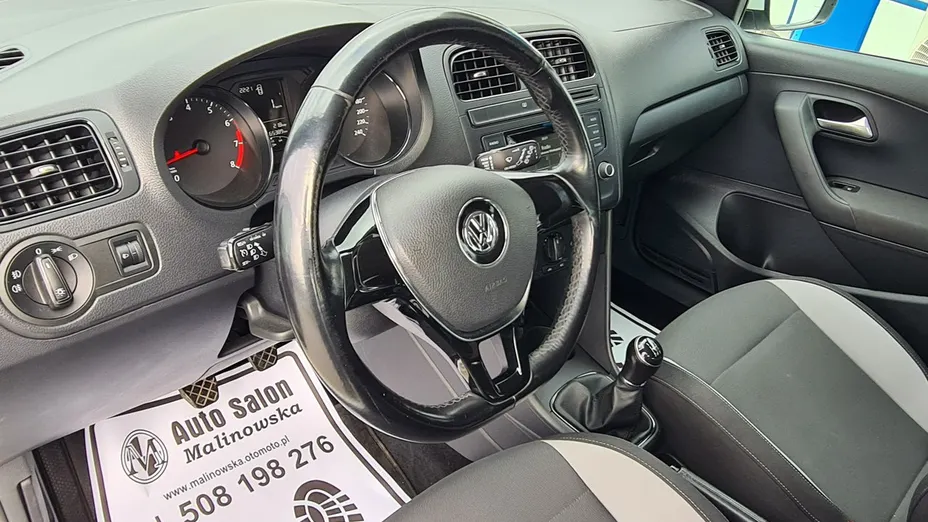VOLKSWAGEN Polo -