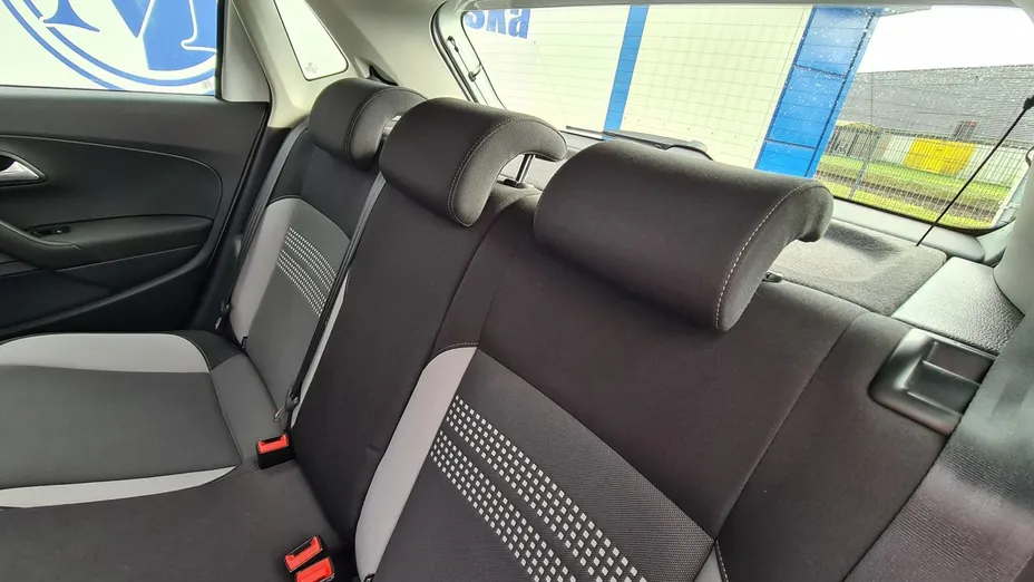 VOLKSWAGEN Polo -