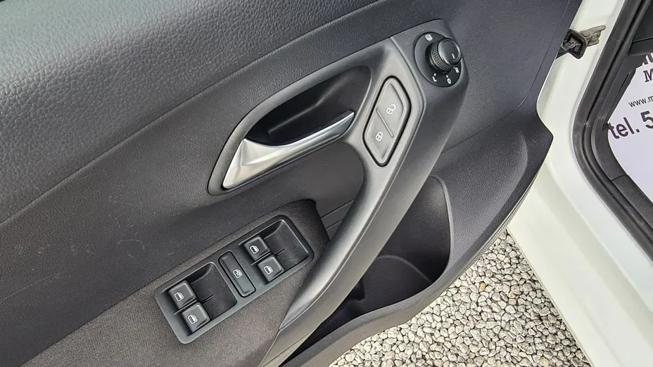VOLKSWAGEN Polo -