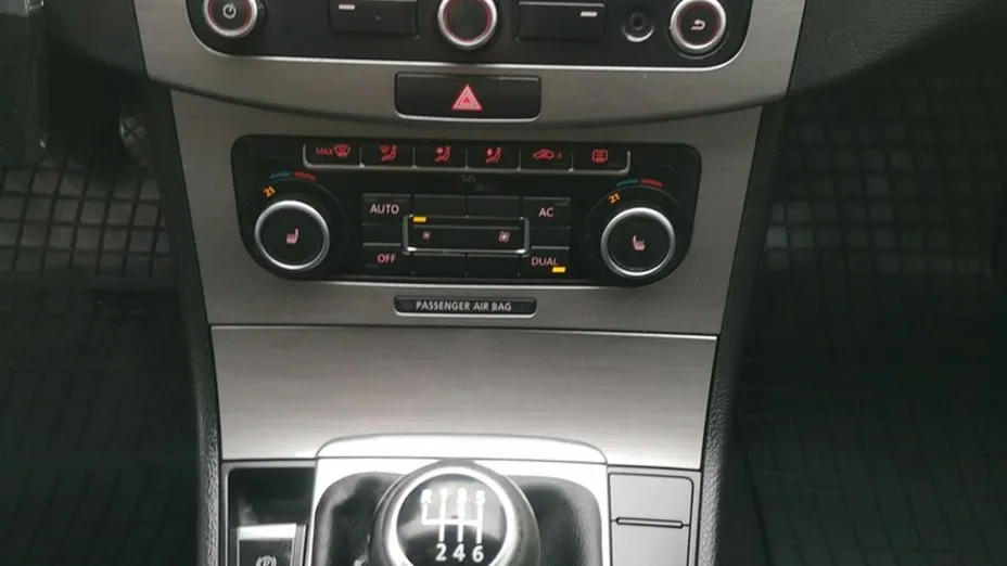 VOLKSWAGEN Passat -
