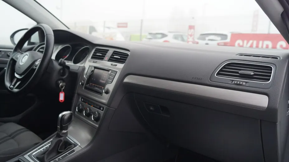 VOLKSWAGEN Golf -