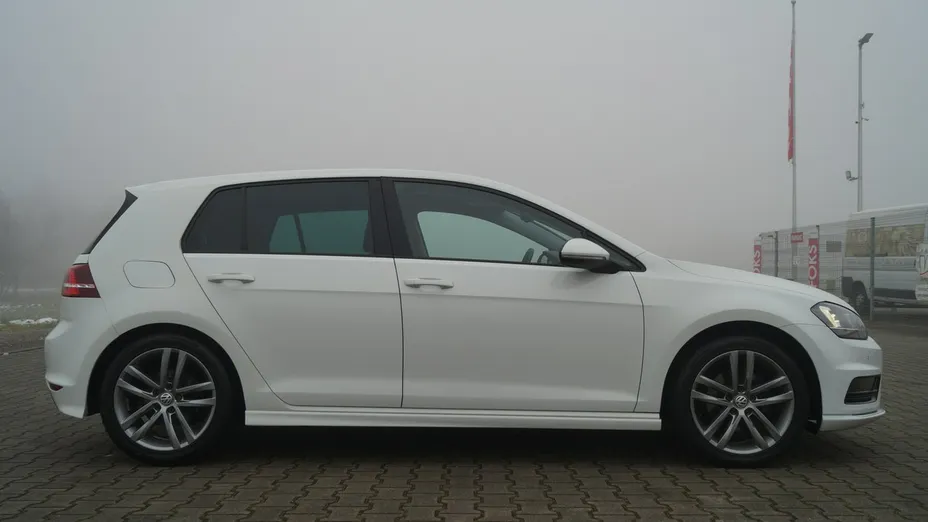 VOLKSWAGEN Golf -