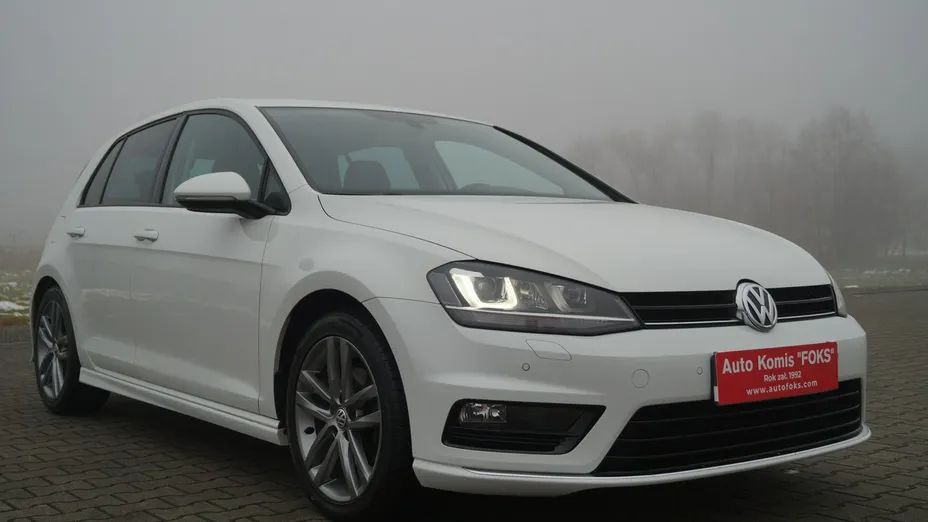 VOLKSWAGEN Golf -