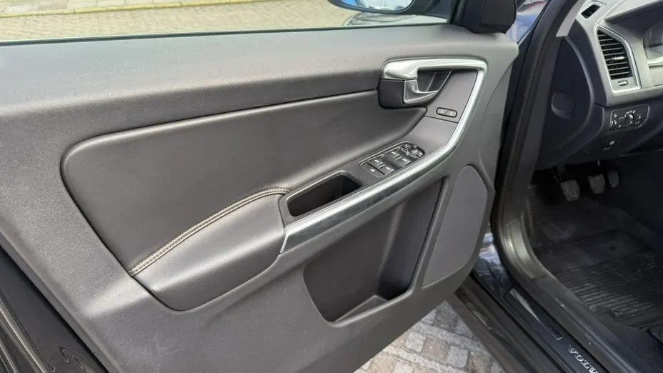 VOLVO XC60 -
