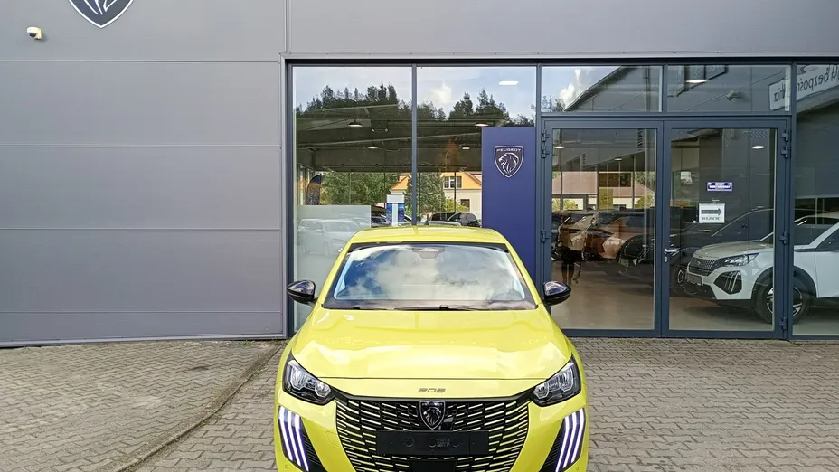 PEUGEOT 208 -