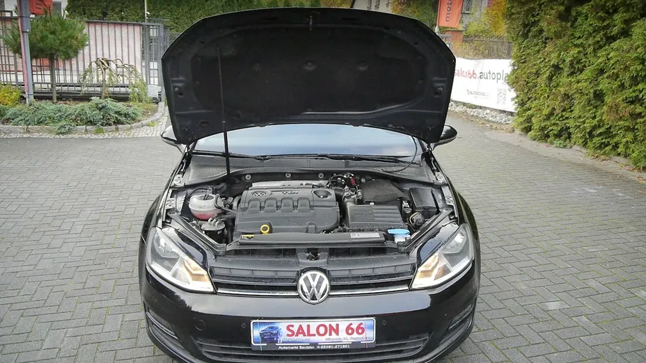 VOLKSWAGEN Golf -