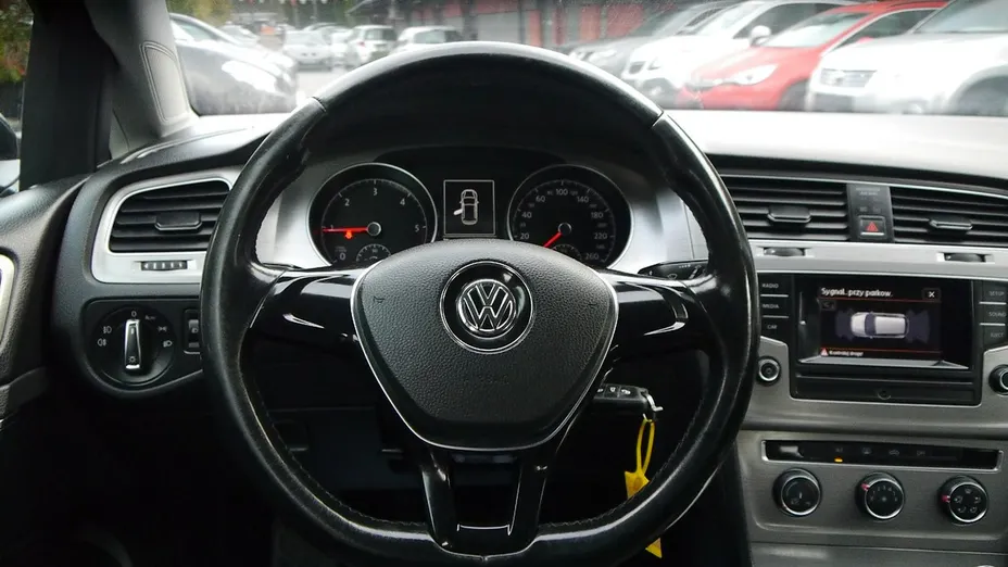 VOLKSWAGEN Golf -