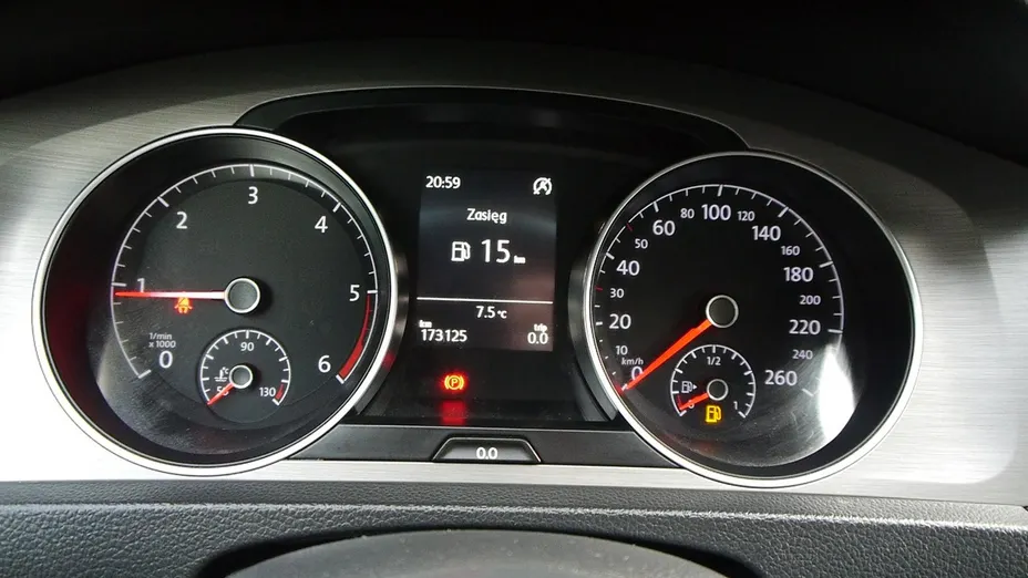 VOLKSWAGEN Golf -