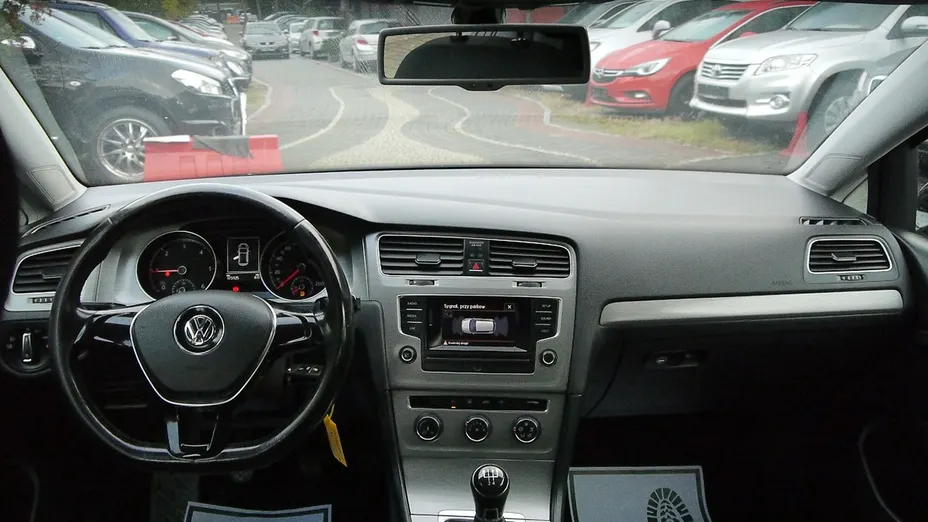 VOLKSWAGEN Golf -