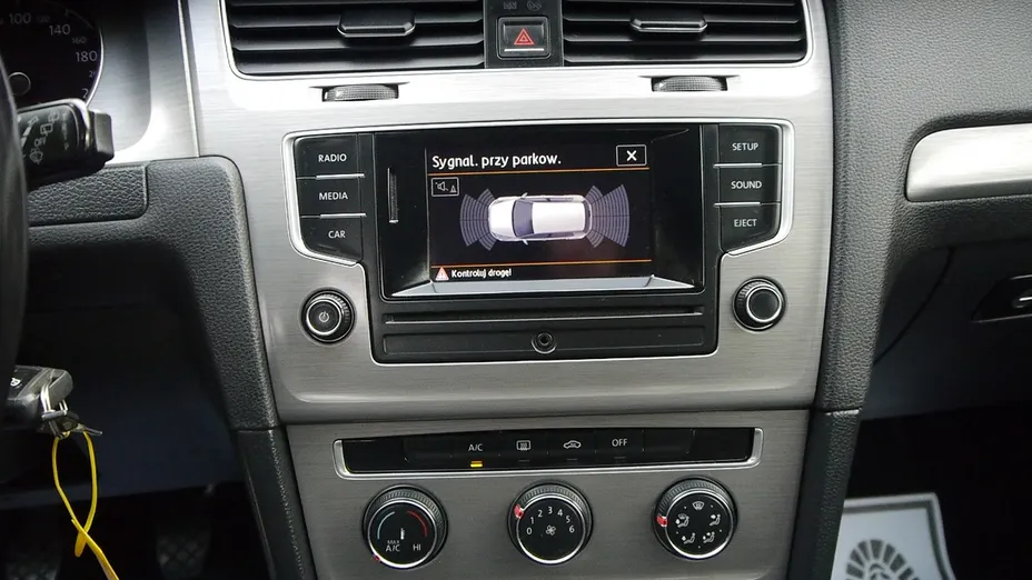 VOLKSWAGEN Golf -