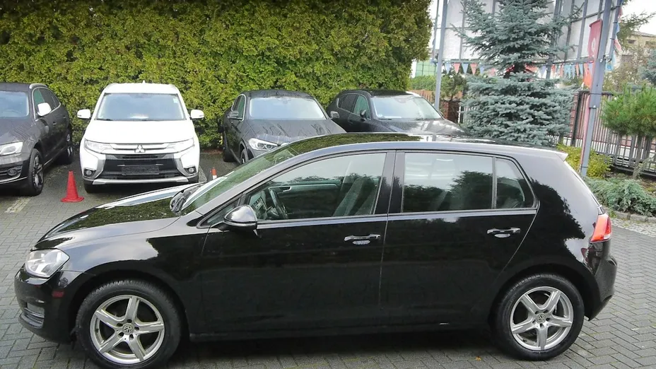VOLKSWAGEN Golf -