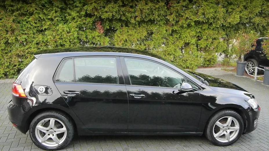 VOLKSWAGEN Golf -