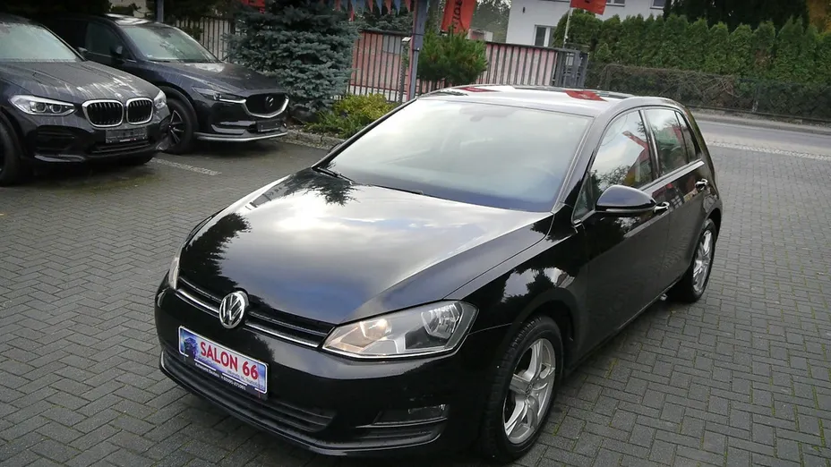 VOLKSWAGEN Golf -