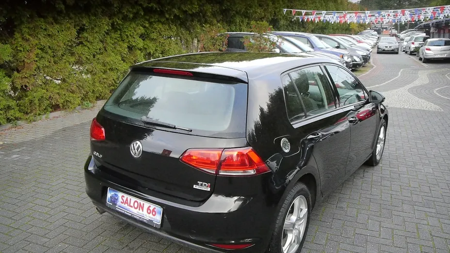 VOLKSWAGEN Golf -
