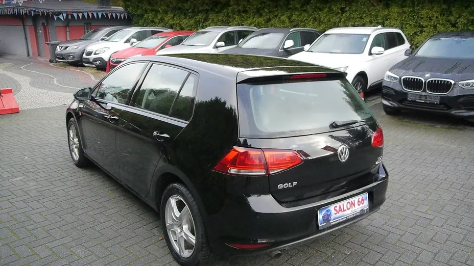 VOLKSWAGEN Golf -