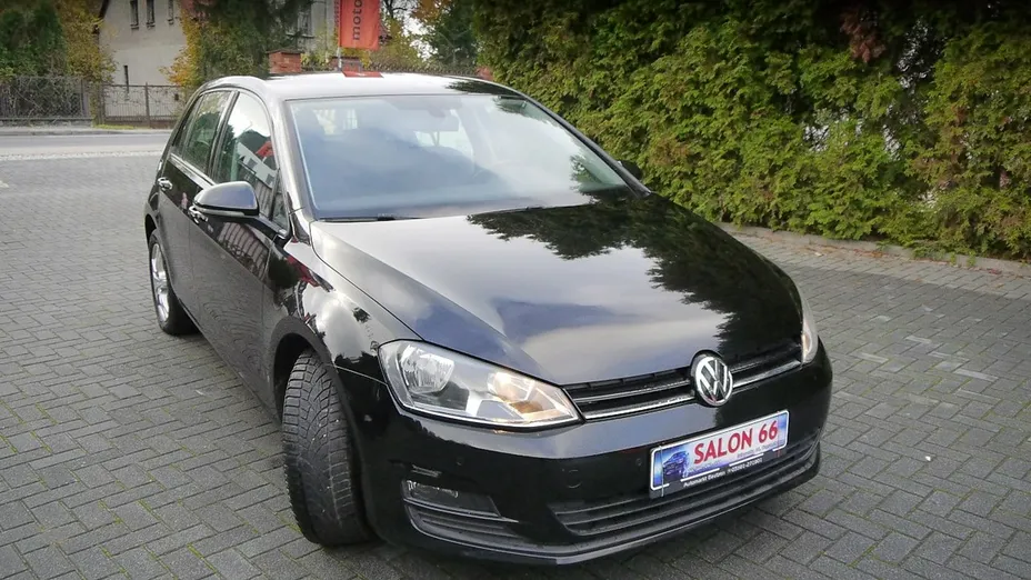VOLKSWAGEN Golf -