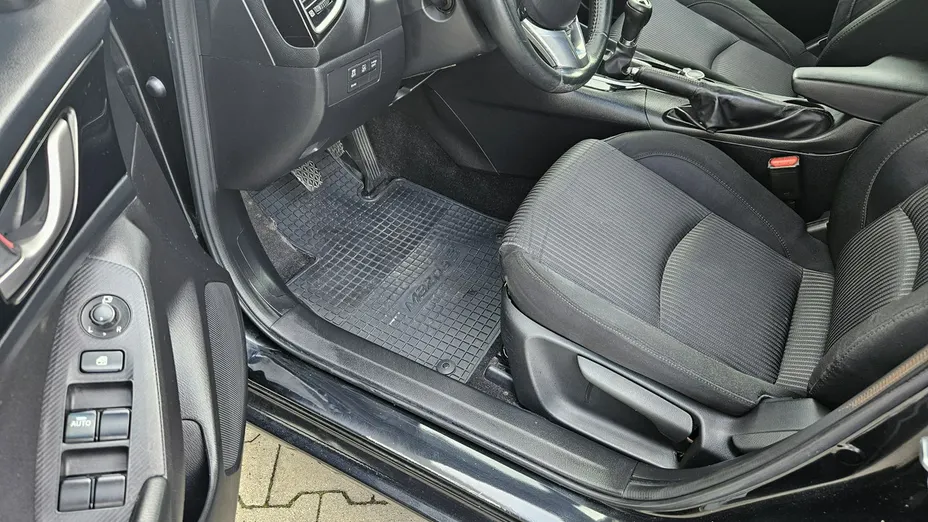 MAZDA 3 -