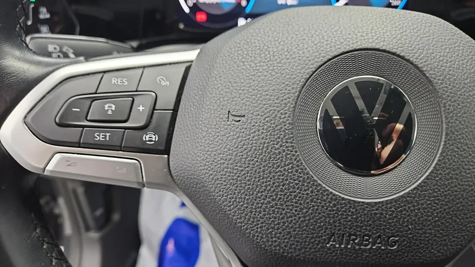 VOLKSWAGEN Golf -
