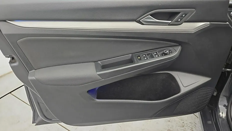 VOLKSWAGEN Golf -