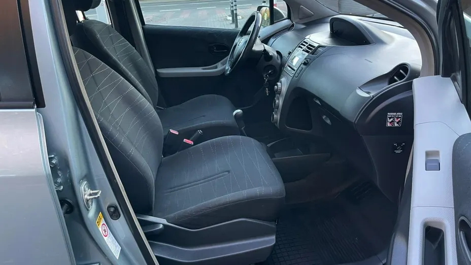 TOYOTA Yaris -
