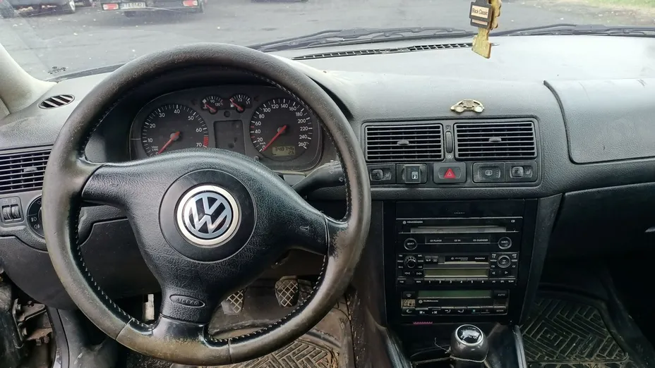 VOLKSWAGEN Golf -